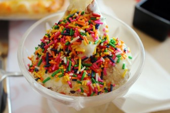 Helados con toppings helados con fideos de caramelo