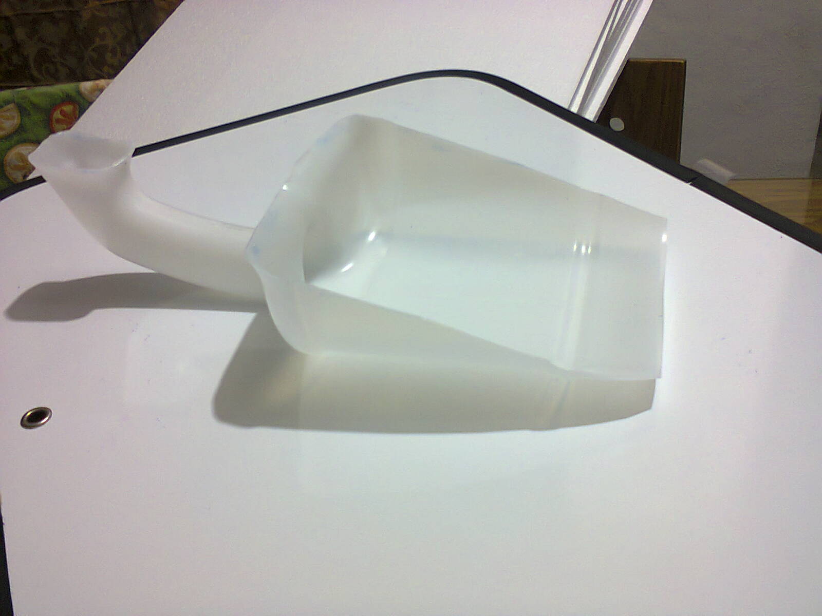 recogedor hecho de botella