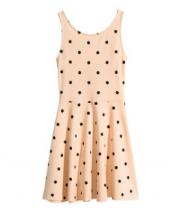 vestido de lunares con falda de vuelo