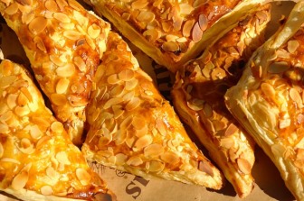 Hojaldres rellenos de puré de manzana y cabello de ángel