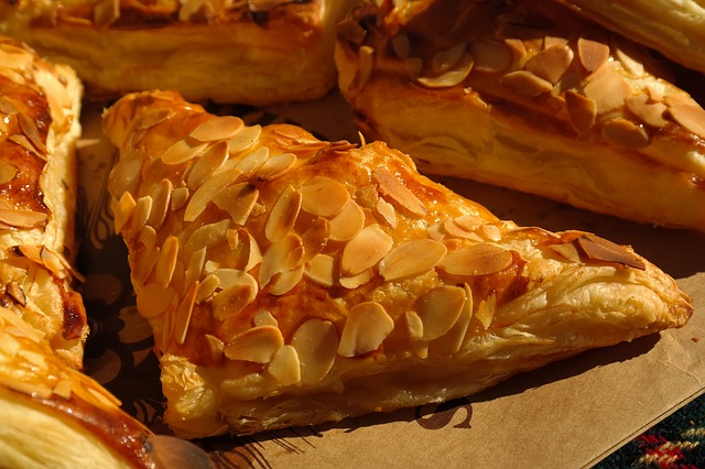 Hojaldres rellenos de puré de manzana y cabello de ángel