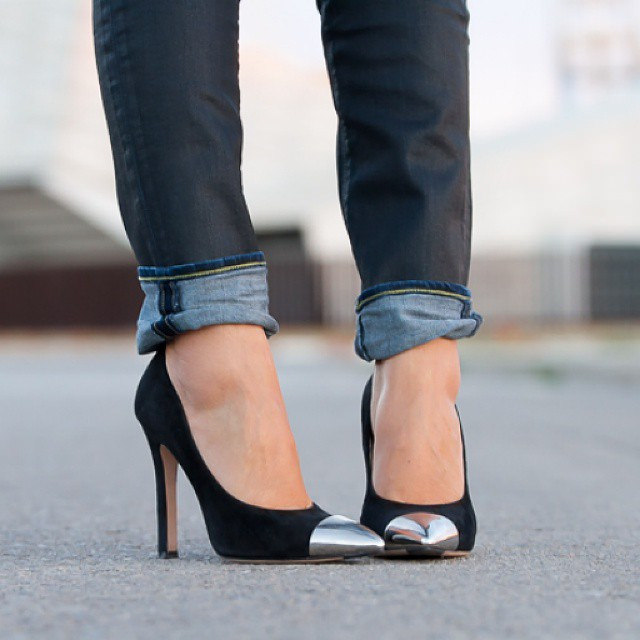 Stilettos negros con punta metal