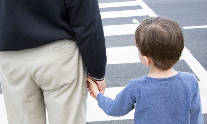 cuidar niños en la calle