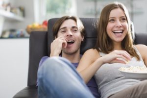 ver tele en pareja