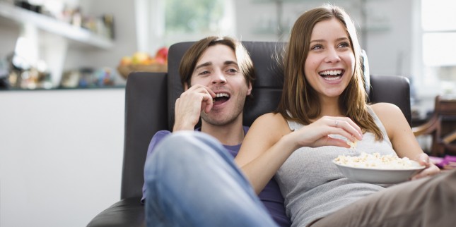 ver tele en pareja