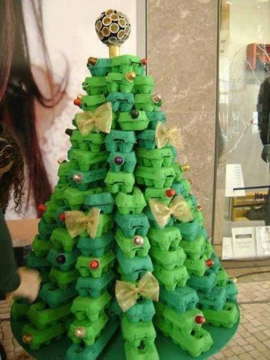 arbol con cartones de huevo