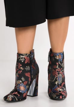 Zapatos de terciopelo para looks tallas grandes - botas estampadas