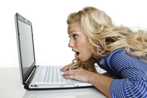 mujer usando tecnologia