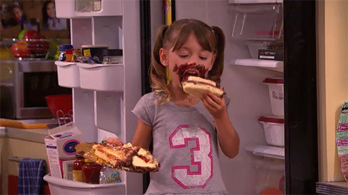 niña comiendo pan