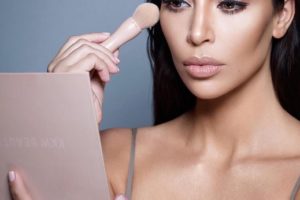 Kim Kardashian es criticada por su vestido tendencia Naked - fotografías Kim Kardashian