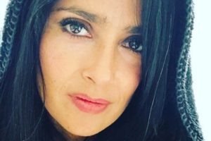 Salma Hayek muestra sus canas en Instagram
