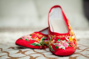 Cómo ponerse un zapato que queda justo