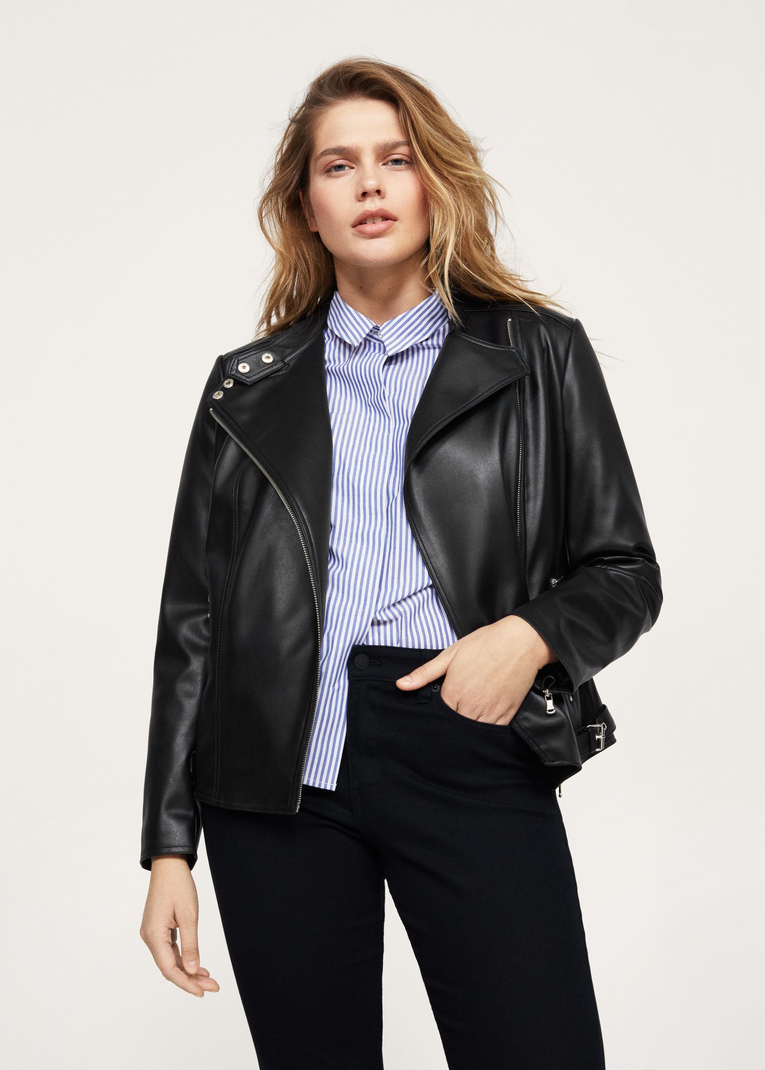 Cómo combinar una cazadora de piel para chicas curvy